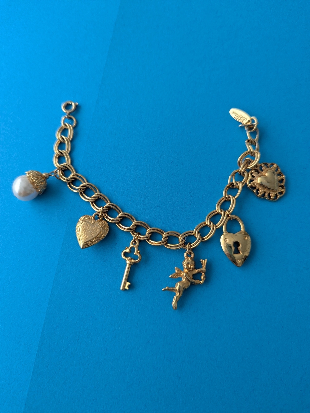 Vintage Signed Sarah Coventry Charm Bracelet w/ Hearts/Cupid/Pearl!